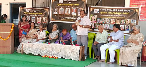 ಹುಬ್ಬಳ್ಳಿಯ ಸುಕೃತಿ ವಿಜ್ಞಾನ ಕಾಲೇಜ್‌ನಲ್ಲಿ ಭಾನುವಾರ ಏರ್ಪಡಿಸಿದ್ದ ಹೂಬಳ್ಳಿ ಲೇಖಕಿಯರ ಬಳಗದ ಮೂರನೇ ವಾರ್ಷಿಕೋತ್ಸವದಲ್ಲಿ ಮಾಜಿ ಎಂಎಲ್‌ಸಿ ಮೋಹನ ಲಿಂಬಿಕಾಯಿ ಮಾತನಾಡಿದರು.
