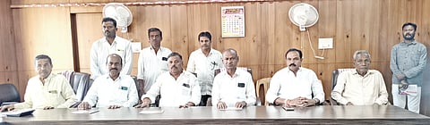 ಕಮತಗಿ: ಪಟ್ಟಣದ ಪ್ರತಿಷ್ಠಿತ ಸಹಕಾರಿ ಸಂಸ್ಥೆಯಾದ ಹೊಳೆ ಹುಚ್ಚೇಶ್ವರ ಪತ್ತಿನ ಸಹಕಾರಿ ಸಂಘದ ಕಮತಗಿ ಬಜಾರ ಶಾಖೆಯ ನೂತನ ಕಟ್ಟಡದ ಅ.1ರಂದು ಬೆಳಗ್ಗೆ 10.30ಕ್ಕೆ ಉದ್ಘಾಟನಾ ಸಮಾರಂಭ ಜರುಗಲಿದೆ ಎಂದು ಹೊಳೆ ಹುಚ್ಚೇಶ್ವರ ಪತ್ತಿನ ಸಹಕಾರಿ ಸಂಘದ ಅಧ್ಯಕ್ಷ, ಬಿಡಿಸಿಸಿ ಬ್ಯಾಂಕ್ ಮಾಜಿ ಉಪಾಧ್ಯಕ್ಷ ಮುರಗೇಶ ಕಡ್ಲಿಮಟ್ಟಿ ಹೇಳಿದರು.

ಪಟ್ಟಣದಲ್ಲಿ ಭಾನುವಾರ ನಡೆದ ಸುದ್ದಿಗೋಷ್ಠಿಯಲ್ಲಿ ಮಾತನಾಡಿದ ಅವರು, ಕೊಪ್ಪಳ ಗವಿಸಿದ್ಧೇಶ್ವರ ಸಂಸ್ಥಾನಮಠದ ಅಭಿನವ ಗವಿಸಿದ್ದೇಶ್ವರ ಮಹಾಸ್ವಾಮಿಗಳು ಉದ್ಘಾಟಿಸಲಿದ್ದಾರೆ. ಕಮತಗಿ ಹೊಳೆ ಹುಚ್ಚೇಶ್ವರ ಮಹಾಸ್ವಾಮಿಗಳು, ಹೊಸಹಳ್ಳಿ ಬೂದಿಶ್ವರ ಸಂಸ್ಥಾನಮಠ ಬೂದಿಶ್ವರ ಮಹಾಸ್ವಾಮಿಗಳು, ಹಂಪಿ ಹೇಮಕೂಟ ಗಾಯಿತ್ರಿಪೀಠ ಮಹಾಸಂಸ್ಥಾನಮಠ ದಯಾನಂದಪುರಿ ಮಹಾಸ್ವಾಮಿಗಳು, ಗುಳೇದಗುಡ್ಡ ಗುರುಸಿದ್ದಪಟ್ಟದಾರ್ಯ ಮಹಾಸ್ವಾಮಿಗಳು, ಹುಬ್ಬಳ್ಳಿ ನೀಲಕಂಠಮಠ ಶಂಕರ ಶಿವಾಚಾರ್ಯ ಮಹಾಸ್ವಾಮಿಗಳು, ಚಿಕ್ಕನಕೊಪ್ಪ ಬಳಗಾನೂರ ಶಿವಶಾಂತವೀರ ಶರಣರು ಸಾನ್ನಿಧ್ಯ ವಹಿಸಲಿದ್ದಾರೆ. 

ಸಂಘದ ಅಧ್ಯಕ್ಷ ಮುರಗೇಶ ಕಡ್ಲಿಮಟ್ಟಿ ಅಧ್ಯಕ್ಷತೆ ವಹಿಸುವರು, ಸಂಘದ ಆಡಳಿತ ಮಂಡಳಿಯ ನಿರ್ದೇಶಕರು, ಸಲಹಾ ಸಮಿತಿ ಸದಸ್ಯರು ಭಾಗವಹಿಸುವರು ಎಂದು ತಿಳಿಸಿದರು.

ಉಪಾಧ್ಯಕ್ಷ ಮಲ್ಲಪ್ಪ ಮೇದಾರ, ನಿರ್ದೇಶಕರಾದ ಮಲ್ಲಪ್ಪ ಲೆಕ್ಕದ, ಹುಚ್ಚಪ್ಪ ಸಿಂಹಾಸನ, ಕಮಲಪ್ಪ ಕಡ್ಲಿಮಟ್ಟಿ, ರಮೇಶ ಜಮಖಂಡಿ, ಹನಮಂತ ಕಡಿವಾಲ, ಹುಚ್ಚೇಶ ಗೋಕಾವಿ, ಮಹಾಂತೇಶ ಕಡ್ಲಿಮಟ್ಟಿ, ರೇವಣಕುಮಾರ ಭಾಪ್ರಿ, ಬಸವ್ವ ಕೋಳೂರ, ಸುಧಾ ಕ್ಯಾದಿಗ್ಗೇರಿ, ಹನಮಂತ ವಡ್ಡರ, ಪ್ರಧಾನ ವ್ಯವಸ್ಥಾಪಕ ಶಿವಶಂಕರ ಮಾಶೆಟ್ಟಿ, ಉಪ ಪ್ರಧಾನ ವ್ಯವಸ್ಥಾಪಕ ಸದಾಶಿವ ಎಸ್. ಕಡ್ಲಿಮಟ್ಟಿ ಇದ್ದರು.