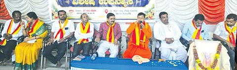 ಶಹಾಪುರದಲ್ಲಿ ಕಸಾಪ ಭಾನುವಾರ ಆಯೋಜಿಸಿದ್ದ ತತ್ವಪದಕಾರ ಅವಧೂತ ಶ್ರೀ ರಂಗಲಿಂಗೇಶ್ವರ ಕುರಿತ ಉಪನ್ಯಾಸ ಕಾರ್ಯಕ್ರಮದಲ್ಲಿ ಶ್ರೀ ಸದ್ಗುರು ತ್ರಿಶೂಲಪ್ಪ ಶರಣರು ಮಾತನಾಡಿದರು. ಡಾ.ರವೀಂದ್ರನಾಥ ಹೊಸ್ಮನಿ, ಸಿದ್ದಲಿಂಗಯ್ಯ ಗಣಚಾರಿ, ಅಶೋಕ ಮಲ್ಲಾಬಾದಿ, ಶಿವಣ್ಣ ಇಜೇರಿ, ಅಡಿವೆಪ್ಪ ಜಾಕಾ ಇತರರಿದ್ದರು.