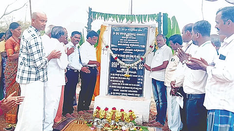 ಗುಂಡ್ಲುಪೇಟೆ ತಾಲೂಕಿನ ಮಡಹಳ್ಳಿ ಗ್ರಾಮದಲ್ಲಿ ನಮ್ಮ ಊರು ನಮ್ಮ ಕೆರೆ ಯೋಜನೆಯ ನಾಮಫಲಕವನ್ನು ಎಂ.ಎಸ್.ತನ್ಮಯಿ ಅನಾವರಣಗೊಳಿಸಿದರು. ಡಾ.ಯೋಗೇಶ್, ಮಹೇಶ್, ನಾಗೇಶ್, ದಿನೇಶ್ ಇದ್ದರು.

