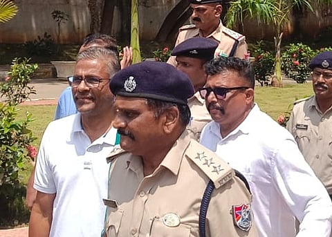 ಹುಬ್ಬಳ್ಳಿಯ ಕೋರ್ಟ್​ನಿಂದ ಆರ್​ಪಿಎಫ್ ಸಿಬ್ಬಂದಿಯೊಂದಿಗೆ ಹೊರಬರುತ್ತಿರುವ ರೈತಪರ ಹೋರಾಟಗಾರ ಕೋಡಿಹಳ್ಳಿ ಚಂದ್ರಶೇಖರ. 