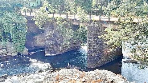ಶಾಂಭವಿ ನದಿ ಪಾತ್ರದಲ್ಲಿ ನೀರಿನ ಮಟ್ಟ ಕುಸಿದಿರುವುದು.

 