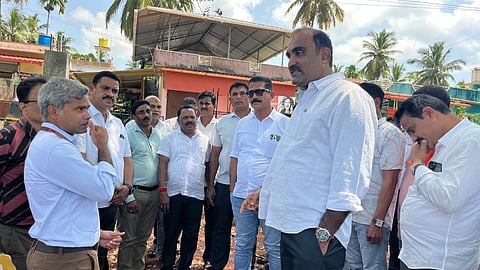 ಬ್ರಹ್ಮಾವರ ತಾಲೂಕಿನ ವಾರಂಬಳ್ಳಿಯಲ್ಲಿ ನಿರ್ಮಾಣಗೊಳ್ಳಲಿರುವ ಇಎಸ್​ಐ ಆಸ್ಪತ್ರೆ ಕಾಮಗಾರಿ ಸ್ಥಳಕ್ಕೆ ಯಶ್​ಪಾಲ್​ ಸುವರ್ಣ ಭೇಟಿ ನೀಡಿ ಪರಿಶೀಲಿಸಿದರು. ಜತಿನ್​ ಮೀನಾ, ವಿನಾಯಕ್​, ನಿತ್ಯಾನಂದ ಬಿ.ಆರ್​., ರಾಜೇಶ್​ ಶೆಟ್ಟಿ ಬಿರ್ತಿ, ಎಸ್​. ನಾರಾಯಣ, ನಾಗವೇಣಿ, ಉಮಾ ಬಾಯಿ ಇತರರಿದ್ದರು.
