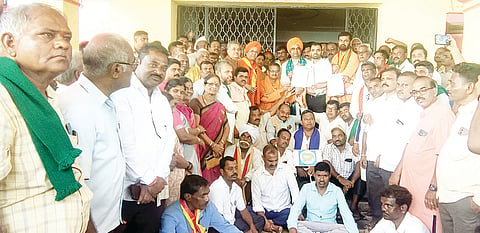 ಸವಣೂರು ತಾಲೂಕನ್ನು ಪ್ರತ್ಯೇಕ ವಿಧಾನಸಭಾ ಕ್ಷೇತ್ರವನ್ನಾಗಿ ಘೋಷಿಸಬೇಕು ಎಂದು ಸವಣೂರಲ್ಲಿ ಸಮೀರಪ್ರಕಾಶ ಕೋಡೆ ಅವರ ಮೂಲಕ ಪ್ರಧಾನಿ ನರೇಂದ್ರ ಮೋದಿ ಹಾಗೂ ಸಂಬಂಧಪಟ್ಟ ಇಲಾಖೆಗೆ ಮನವಿ ಸಲ್ಲಿಸಲಾಯಿತು. ಶ್ರೀ ದಿಂಗಾಲೇಶ್ವರ ಸ್ವಾಮೀಜಿ, ಶ್ರೀ ನಿಜಗುಣ ಶಿವಯೋಗಿ ಸ್ವಾಮೀಜಿ, ಶ್ರೀ ಚನ್ನಬಸವ ಸ್ವಾಮೀಜಿ ಇತರರು ಇದ್ದರು.
