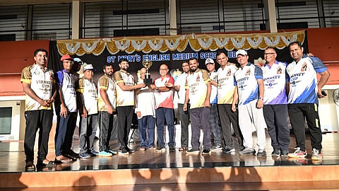 ವಿಯಾನ್ನಿ ಕಪ್​ ಕ್ರಿಕೆಟ್​ ಟೂರ್ನಮೆಂಟ್​ನಲ್ಲಿ ಚಾಂಪಿಯನ್​ ಆದ ವಿಯಾನ್ನಿ ಸೂಪರ್​ ಕಿಂಗ್ಸ್​ ತಂಡಕ್ಕೆ ಕಪ್​ ವಿತರಿಸಲಾಯಿತು. 