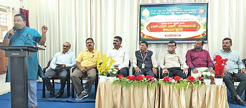 ಹುನಗುಂದ: ಇಂದಿನ ಯುವ ಜನತೆ ದೇಶದ ಭವಿಷ್ಯ, ಶಿಕ್ಷಣದ ಜೊತೆಗೆ ಸಾಮಾಜಿಕ ಸಮಸ್ಯೆಗಳನ್ನು ಅರ್ಥಮಾಡಿಕೊಳ್ಳುವುದು ಅತ್ಯಂತ ಅಗತ್ಯ. ಸ್ವಚ್ಛತೆ, ಪರಿಸರ ಸಂರಕ್ಷಣೆ, ಜಲ ಸಂರಕ್ಷಣೆ, ಆರೋಗ್ಯ ಜಾಗೃತಿ, ರಕ್ತದಾನ, ಗ್ರಾಮೀಣ ಅಭಿವೃದ್ಧಿ, ಮಹಿಳಾ ಸಬಲೀಕರಣ ಹಾಗೂ ಸಾಮಾಜಿಕ ಸಾಮರಸ್ಯದಂತಹ ಕ್ಷೇತ್ರಗಳಲ್ಲಿ ಸ್ವಯಂ ಸೇವಕರು ಮಹತ್ವದ ಸೇವೆ ಸಲ್ಲಿಸುತ್ತಿದ್ದಾರೆ ಎಂದು ಹಡಲಗೇರಿ ವಸತಿ ಮಹಾವಿದ್ಯಾಲಯದ ಪ್ರಾಚಾರ್ಯ ಡಾ. ಎಸ್.ಎಲ್. ಪಾಟೀಲ ಹೇಳಿದರು.

ಪಟ್ಟಣದ ವಿ.ಎಂ.ಕೆ.ಎಸ್.ಆರ್.ವಸ್ತ್ರದ ಕಲಾ, ವಿಜ್ಞಾನ ಹಾಗೂ ವಿ.ಎಸ್.ಬೆಳ್ಳಿಹಾಳ ವಾಣಿಜ್ಯ ಮಹಾವಿದ್ಯಾಲಯದ ಎನ್.ಎಸ್.ಎಸ್. ಘಟಕದ ಆಶ್ರಯದಲ್ಲಿ ಶನಿವಾರ ಹಮ್ಮಿಕೊಂಡ ರಾಷ್ಟ್ರೀಯ ಸೇವಾ ದಿನಾಚರಣೆಯ ಮುಖ್ಯ ಅತಿಥಿಗಳಾಗಿ ಆಗಮಿಸಿ ಮಾತನಾಡಿದ ಅವರು, ಶಿಬಿರಗಳು ವಿದ್ಯಾರ್ಥಿಗಳಿಗೆ ಕೇವಲ ಪುಸ್ತಕದ ಜ್ಞಾನವನ್ನು ನೀಡುವುದಿಲ್ಲ. ಅವು ಜೀವನದ ಅನುಭವ ಮತ್ತು ಮಾನವೀಯ ಮೌಲ್ಯಗಳನ್ನು ಕಲಿಸುತ್ತವೆ ಎಂದು ತಿಳಿಸಿದರು.

ಎನ್‌ಎಸ್‌ಎಸ್ ಸ್ವಯಂ ಸೇವಕ ಗ್ರಾಮಗಳಿಗೆ ಭೇಟಿ ನೀಡಿ ಅಲ್ಲಿನ ಜನರೊಂದಿಗೆ ಬೆರೆತು ಕೆಲಸ ಮಾಡುವುದರಿಂದ ಗ್ರಾಮಗಳ ನೈಜ ಪರಿಸ್ಥಿತಿಯನ್ನು ಅರ್ಥಮಾಡಿಕೊಳ್ಳಲು ಸಾಧ್ಯ. ಸೇವೆಯನ್ನು ಸೇವಾ ಮನೋಭಾವನೆಯಿಂದ ಮಾಡಬೇಕೇ ವಿನಃ ಪ್ರತಿಲದ ನಿರೀಕ್ಷೆಯಿಂದಲ್ಲ ಎಂದರು.

ವಿ.ಮ.ವಿ.ವ. ಸಂಘದ ಗೌರವ ಕಾರ್ಯದರ್ಶಿ ಡಾ. ಮಹಾಂತೇಶ ಕಡಪಟ್ಟಿ ಮಾತನಾಡಿ, ಎನ್‌ಎಸ್‌ಎಸ್ ವಿದ್ಯಾರ್ಥಿಗಳಲ್ಲಿ ಸೇವೆ, ಶಿಸ್ತು, ನಾಯಕತ್ವ, ಸಾಮಾಜಿಕ ಜವಾಬ್ದಾರಿ ಮತ್ತು ರಾಷ್ಟ್ರಪ್ರೇಮ ಬೆಳೆಸುತ್ತದೆ. ಸಮಾಜದಿಂದ ನಾವು ಪಡೆದದ್ದನ್ನು ಸಮಾಜಕ್ಕೆ ಮರಳಿ ನೀಡುವ ಮನೋಭಾವವನ್ನು ವಿದ್ಯಾರ್ಥಿಗಳಲ್ಲಿ ಬೆಳೆಸುವುದು ಪ್ರಮುಖ ಉದ್ದೇಶವಾಗಿದೆ ಎಂದು ಹೇಳಿದರು.

ಪ್ರಾಚಾರ್ಯ ಎಸ್.ಆರ್. ಗೋಲಗೊಂಡ ಮಾತನಾಡಿ, ವಿದ್ಯಾರ್ಥಿಗಳು ಅಧ್ಯಯನದ ಜೊತೆಯಲ್ಲಿ ಸೇವಾಗುಣಗಳನ್ನು ಬೆಳೆಸಿಕೊಳ್ಳಬೇಕು ಎಂದರು.

ಲೆಫ್ಟಿನೆಂಟ್ ಎಸ್.ಬಿ. ಚಳಗೇರಿ ಅತಿಥಿಗಳನ್ನು ಸ್ವಾಗತಿಸಿ ಪರಿಚಯಿಸಿದರು, ಎನ್‌ಎಸ್‌ಎಸ್ ಕಾರ್ಯಕ್ರಮಾಧಿಕಾರಿ ಡಾ. ಎಸ್.ಆರ್.ನಾಗಣ್ಣವರ ಪ್ರಾಸ್ತಾವಿಕ ಮಾತನಾಡಿದರು. ಡಾ. ಎಲ್.ಎನ್. ಕುಲಕರ್ಣಿ, ಡಾ. ತಿಪ್ಪೇಸ್ವಾಮಿ ಡಿ.ಎಸ್, ಶ್ರೀನಿಧಿ ಆರ್.ಎ, ಎ.ಎಲ್.ಬಾದಾಮಿ ಇತರರಿದ್ದರು.