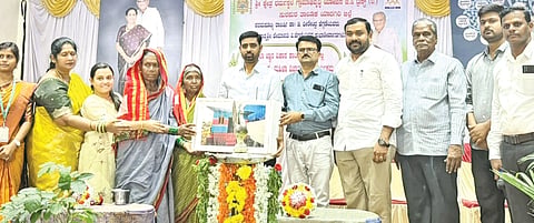 ಸುರಪುರದ ರಂಗಂಪೇಟೆಯಲ್ಲಿ ಶನಿವಾರ ಧರ್ಮಸ್ಥಳ ಸಂಸ್ಥೆ ಏರ್ಪಡಿಸಿದ್ದ ಕಾರ್ಯಕ್ರಮದಲ್ಲಿ ನಿರ್ಗತಿಕ ಕುಟುಂಬಗಳಿಗೆ ವಾತ್ಸಲ್ಯ ಮನೆ ವಿತರಿಸಲಾಯಿತು. ಗಿರಿಜಾ ಸಂತೋಷ ಪಾಟೀಲ್​, ದಿನೇಶ ಪೂಜಾರಿ, ಮಾಧುರಿ ಶೆಟ್ಟಿ, ಪ್ರಕಾಶ ಅಂಗಡಿ ಕನ್ನೆಳ್ಳಿ, ಸುಗೂರೇಶ ವಾರದ ಇತರರಿದ್ದರು.