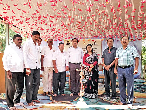ಮುಧೋಳ ತಾಲೂಕಿನ ಮಂಟೂರು ಗ್ರಾಮ ಪಂಚಾಯಿತಿ ಆವರಣದಲ್ಲಿ ನಡೆದ ಪ್ರಜಾಸೇವಾ ಆಂದೋಲನದಲ್ಲಿ ಉಪವಿಭಾಗಾಧಿಕಾರಿ ಶ್ವೇತಾ ಬೀಡಿಕರ ಉದ್ಘಾಟಿಸಿದರು. ಬಸವರಾಜ ಪೂಜಾರಿ, ಚನ್ನಪ್ಪ ಬಾಗಲಕೋಟೆ, ಅಡಿವೆಪ್ಪ ಉಳ್ಳಾಗಡ್ಡಿ, ಸುರೇಂದ್ರ ಗೋಲಶೆಟ್ಟಿ, ಗೋವಿಂದ ರಾಠೋಡ ಇತರರಿದ್ದರು.
