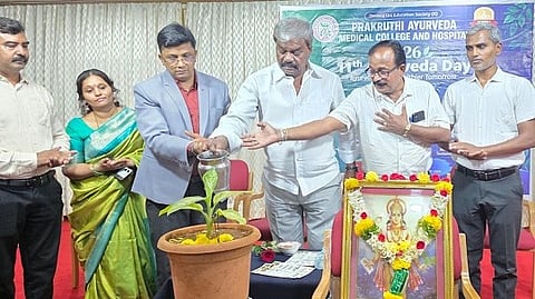 ಚಿತ್ರದುರ್ಗದ ಪ್ರಕÊತಿ ಆಯುರ್ವೇದ ವೈದ್ಯಕೀಯ ಕಾಲೇಜಿನಲ್ಲಿ ಸೋಮವಾರ ಏರ್ಪಡಿಸಿದ್ದ ೧೧ನೇ ರಾಷ್ಟ್ರೀಯ ಆಯುರ್ವೇದ ದಿನಾಚರಣೆಯನ್ನು ಶಾಸಕ ಡಾ.ಎಂ.ಚಂದ್ರಪ್ಪ ಉದ್ಘಾಟಿಸಿದರು. ದೇವರಾಜ್ ಅರಸ್ ಶಿಕ್ಷಣ ಸಂಸ್ಥೆ ಡೀನ್ ಅನಂತರಾಮು, ಪ್ರಾಂಶು ಪಾಲ ಡಾ.ಎಸ್.ಬಿ.ನವಾಜ್, ಪಿಎಎಂಸಿ ಎಚ್.ಮಹಾಂತೇಶ್, ನರ್ಸಿಂಗ್ ಕಾಲೇಜು ಪ್ರಾಚಾರ‍್ಯರಾದ ಡಾ.ಅಂಬುಜಾಕ್ಷಿ, ಡಾ.ಲಿಂಗ ರಾಜ್ ಇತರರು ಇದ್ದರು.


