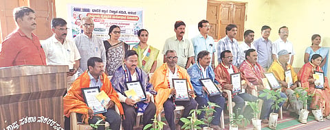 ಆಳಂದನಲ್ಲಿ ಹಮ್ಮಿಕೊಂಡಿದ್ದ ಸಮಾರಂಭದಲ್ಲಿ ರಾಜ್ಯ ಹಾಗೂ ಜಿಲ್ಲಾ ಮಟ್ಟದಲ್ಲಿ ಉತ್ತಮ ಶಿಕ್ಷಕ ಪ್ರಶಸ್ತಿ ಪುರಸತರನ್ನು ಸತ್ಕರಿಸಲಾಯಿತು. ಶಿವಶರಣಪ್ಪ ಮೂಳೆಗಾಂವ್​, ರವೀಂದ್ರ ಕಂಠೆಕುರೆ, ಪ್ರಭಾಕರ ಸಲಗೆರೆ, ಸತೀಶ ಷಣ್ಮುಖ, ವಿಜಯಕುಮಾರ ಜಿಡಗಿ ಇತರರಿದ್ದರು.