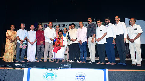ಉಡುಪಿಯ ಐವೈಸಿಗೆ ಭೇಟಿ ನೀಡಿದ್ದ ಕೆ.ಅಣ್ಣಾಮಲೈ ಅವರನ್ನು ಯಕ್ಷಗಾನ ಕಲಾರಂಗದ ವತಿಯಿಂದ ಸನ್ಮಾನಿಸಲಾಯಿತು. ಎಂ. ಗಂಗಾಧರ್​ ರಾವ್​, ಮುರಳಿ ಕಡೆಕಾರ್​, ನಾರಾಯಣ ಹೆಗಡೆ, ಸದಾಶಿವ ರಾವ್​ ಹಾಗೂ ಸಂಸ್ಥೆಯ ಪದಾಧಿಕಾರಿಗಳು ಇದ್ದರು.