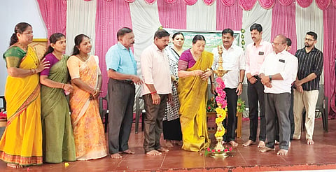 ಕಡಂದಲೆಪಾಲಡ್ಕದಲ್ಲಿ ನಡೆದ ಉಚಿತ ಕ್ಯಾನ್ಸರ್, ಆರೋಗ್ಯ ತಪಾಸಣಾ ಶಿಬಿರದಲ್ಲಿ ಡಾ.ಅಮರಶ್ರೀ ಅಮರನಾಥ ಶೆಟ್ಟಿ, ಜಯ ಸಿ.ಅಂಚನ್, ಕೆ.ಪಿ.ಸುಚರಿತ ಶೆಟ್ಟಿ, ಜಯಶ್ರೀ ಅಮರನಾಥ ಶೆಟ್ಟಿ, ಧನಂಜಯ್ ಮತ್ತಿತರರು ಉಪಸ್ಥಿತರಿದ್ದರು.

 