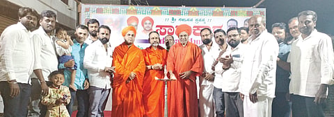 ಹುಲಸೂರುರಿನಲ್ಲಿ ಸಾಹುಕಾರ ಗಣೇಶ ಮಂಡಳದಿಂದ ಶನಿವಾರ ಸಂಜೆ ಆಯೋಜಿಸಿದ್ದ ಸಾಂಸತಿಕ ಕಾರ್ಯಕ್ರಮವನ್ನು ಶ್ರೀ ರಾಜೇಶ್ವರ ಶಿವಾಚಾರ್ಯರು ಉದ್ಘಾಟಿಸಿದರು. ಶ್ರೀ ಡಾ.ಶಿವಾನಂದ ಸ್ವಾಮೀಜಿ, ಶ್ರೀ ಘನಲಿಂಗ ರುದ್ರಮುನಿ ಶಿವಾಚಾರ್ಯರು, ಚಂದ್ರಕಾಂತ ದೇಟ್ನೆ,  ವೈಜನಾಥ ಮೇತ್ರಿ, ಜಗನ್ನಾಥ ದೇಟ್ನೆ, ನಾಗೇಶ ಮೋರೆ, ವೀರೇಶ ವಡ್ಡೆ, ರವೀಂದ್ರ ದೇಟ್ನೆ , ಶೇಖರ ಪಂಚಾಳ, ಆನಂದ ದೇಟ್ನೆ ಇತರರಿದ್ದರು.