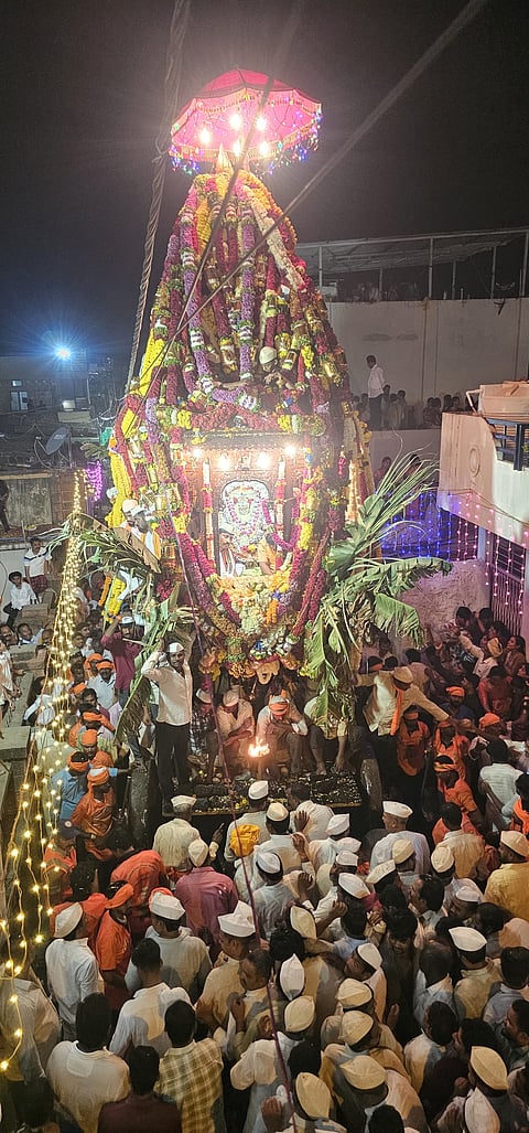 ಮಹಾಲಿಂಗಪುರ : ಪಟ್ಟಣದ ಮಹಾಲಿಂಗೇಶ್ವರ ಜಾತ್ರಾ ಮಹೋತ್ಸವದ ಸಂಭ್ರಮಕ್ಕೆ ಮತ್ತಷ್ಟು ಕಳೆ ತಂದ ಮರು ರಥೋತ್ಸವಕ್ಕೆ  ಭಾನುವಾರ ಸಂಜೆ ಮಹಾಲಿಂಗೇಶ್ವರ ಶಿವಯೋಗಿ ರಾಜೇಂದ್ರ ಮಹಾಸ್ವಾಮೀಜಿ ಪೂಜೆ ಸಲ್ಲಿಸಿ, ಮಹಾಮಂಗಳಾರತಿಯೊಂದಿಗೆ  ಚಾಲನೆ ನೀಡಿದರು.

 ಶನಿವಾರ ಸಂಜೆ 7 ಗಂಟೆಗೆ ಅದ್ದೂರಿಯಾಗಿ ಆರಂಭಗೊಂಡ ತುಂಬಿದ ತೇರಿನ ರಥೋತ್ಸವ, ಸಾವಿರಾರು ಭಕ್ತರ ಜಯ ಘೋಷದ ನಡುವೆ ಸಾಗಿ ಬಂದು ಭಾನುವಾರ ಬೆಳಗ್ಗೆ ಚನ್ನಗಿರೇಶ್ವರ ದೇವಸ್ಥಾನ ತಲುಪಿತು. ವಾಡಿಕೆಯಂತೆ ಭಾನುವಾರ ಸಂಜೆ ಮರು ತೇರಿನ ಉತ್ಸವಕ್ಕೆ ಚಾಲನೆ ನೀಡಲಾಯಿತು, ಮರು ರಥೋತ್ಸವಕ್ಕೂ ಪಟ್ಟಣ ಸೇರಿ ಸುತ್ತಮುತ್ತಲಿನ ಗ್ರಾಮಗಳು ಹಾಗೂ ದೂರದ ಊರುಗಳಿಂದ ಅಪಾರ ಸಂಖ್ಯೆಯಲ್ಲಿ ಭಕ್ತರು ಆಗಮಿಸಿದ್ದರು.

 ಕಲಾ ತಂಡಗಳ ಮೆರುಗು
 ಮರು ತೇರಿನ ಮುಂಭಾಗದಲ್ಲಿ ಕರಡಿ ಮಜಲು ಸೇರಿ ವಿವಿಧ ಮಂಗಳ ವಾದ್ಯಗಳ ನಿನಾದ ಮೊಳಗುತ್ತಿದ್ದರೆ, ಬಂಡಿ ಉಚ್ಚಾಯಿ, ಕನ್ನಡಿ ಬಾಸಿಂಗ, ನಂದಿಕೋಲು ಹಾಗೂ ವಿವಿಧ ಜಾನಪದ ಮತ್ತು ಸಾಂಸ್ಕೃತಿಕ ಕಲಾ ತಂಡಗಳು ಉತ್ಸವಕ್ಕೆ ವಿಶೇಷ ಮೆರುಗು ನೀಡಿದವು. ವಾದ್ಯಗಳ ಸದ್ದು, ಭಕ್ತರ ಜಯ ಘೋಷ ಹಾಗೂ ದೇವರ ನಾಮಸ್ಮರಣೆಯಿಂದ ಪಟ್ಟಣದ ವಾತಾವರಣವೇ ಭಕ್ತಿಮಯವಾಗಿತ್ತು.

 ಭಕ್ತರು ಬೆಂಡು, ಬೆತ್ತಾಸ, ಉತ್ತತ್ತಿಗಳನ್ನು ಹಾರಿಸಿ ತಮ್ಮ ಭಕ್ತಿಭಾವವನ್ನು ಸಮರ್ಪಿಸಿದರು. ಬಣ್ಣಬಣ್ಣದ ವಿದ್ಯುತ್ ದೀಪಗಳಿಂದ ಅಲಂಕರಿಸಿದ್ದ ಮರು ತೇರು ರಾತ್ರಿ ವೇಳೆಯಲ್ಲಿ ಕಣ್ಮನ ಸೆಳೆಯುವಂತಿತ್ತು. ತೇರನ್ನು ಕಣ್ತುಂಬಿಕೊಳ್ಳಲು ರಸ್ತೆಯ ಇಕ್ಕೆಲಗಳಲ್ಲಿ ಸಾವಿರಾರು ಜನರು ಜಮಾಯಿಸಿದ್ದರು. ತೇರಿನ ದರ್ಶನ ಪಡೆದ ಭಕ್ತರು ದೇವರಿಗೆ ಕಾಯಿ, ಕರ್ಪೂರ ಸೇರಿ ವಿವಿಧ ಪೂಜಾ ಸಾಮಗ್ರಿಗಳನ್ನು ಅರ್ಪಿಸಿ ಹರಕೆ ತೀರಿಸಿದರು.

ಜಾತ್ರೆಯುದ್ದಕ್ಕೂ ಸಂಗೀತ ಸುಧೆ
 ಮರು ರಥೋತ್ಸವದ ಹಿನ್ನೆಲೆ ಮಹಾಲಿಂಗಪುರ ಪಟ್ಟಣದ ವಿವಿಧೆಡೆ ಸಾಂಸ್ಕೃತಿಕ ಕಾರ್ಯಕ್ರಮಗಳ ಸರಮಾಲೆಯೇ ನಡೆಯಿತು. ಬಯಲಾಟ, ಡೊಳ್ಳಿನ ಹಾಡು, ಪಾರಿಜಾತ, ಭಜನೆ, ರಸಮಂಜರಿ, ಚೌಡಕಿ ಪದ, ಗಿಗಿ ಪದ ಹಾಗೂ ಶಾವರಿಕೆ ಸೇರಿ ವಿವಿಧ ಜಾನಪದ ಕಲಾ ಪ್ರಕಾರಗಳು ಜಾತ್ರೆಯ ಸಾಂಸ್ಕೃತಿಕ ವೈಭವವನ್ನು ಹೆಚ್ಚಿಸಿದವು. ಕನ್ನಡ ಮತ್ತು  ಸಂಸ್ಕೃತಿ ಇಲಾಖೆ ಪ್ರಾಯೋಜಿತ ಕಲಾ ತಂಡಗಳು, ಸ್ಥಳೀಯ ಕರಡಿ ಮಜಲು ತಂಡ, ಸೋಮನಕೊಪ್ಪದ ವಾಣಿಶ್ರೀ ಗೌಡರ ತಂಡದ ಮಹಿಳಾ ಡೊಳ್ಳು ಕುಣಿತ, ಕಂಕನವಾಡಿಯ ಪರಸಪ್ಪ ಕಿಸ್ತಿ ಹಾಗೂ ಬಸಪ್ಪ ಮಂಟೂರ ತಂಡದ ಗೊಂಬೆ ಕುಣಿತ, ಜಾನಮಟ್ಟಿ ವಿಠ್ಠಲ ತಳವಾರ ತಂಡದ ಡೊಳ್ಳು ಕುಣಿತ, ಹಂದಿಗುಂದ ಗ್ರಾಮದ ಭೀಮಶಿ ಚೌಗುಲಾ ತಂಡದ ಝಾಂಜ್ ಪಥಕ್ ನಾದಗಳು ಜಾತ್ರೆಗೆ ಮೆರಗು ನೀಡಿದವು.

 ಜಾತ್ರೆಗೆ ಆಗಮಿಸಿದ ಲಕ್ಷಾಂತರ ಭಕ್ತರಿಗೆ ಚನ್ನಗಿರೇಶ್ವರ ದೇವಸ್ಥಾನದಲ್ಲಿ ಜಾತ್ರಾ ಕಮೀಟಿ ನಿರಂತರ ಅಚ್ಚುಕಟ್ಟಾಗಿ ಪ್ರಸಾದ ವ್ಯವಸ್ಥೆ ಮಾಡಿತ್ತು. ಪ್ರಸಾದ ಸೇವಿಸಿದ ಭಕ್ತರು ಜಾತ್ರೆಯ ಸೊಬಗು ಸವಿದರು.

ಭದ್ರತೆಗೆ ಪೊಲೀಸ್ ಸರ್ಪಗಾವಲು
 ಜಾತ್ರೆಗೆ ಅಪಾರ ಸಂಖ್ಯೆಯಲ್ಲಿ ಜನರು ಸೇರುವ ಹಿನ್ನೆಲೆಯಲ್ಲಿ ಯಾವುದೇ ಅಹಿತಕರ ಘಟನೆಗಳು ನಡೆಯದಂತೆ ಪೊಲೀಸ್ ಇಲಾಖೆ ಮುನ್ನೆಚ್ಚರಿಕೆ ಕ್ರಮಗಳನ್ನು ಕೈಗೊಂಡಿತ್ತು. ಪಟ್ಟಣದ ಪ್ರಮುಖ ವೃತ್ತಗಳು, ತೇರಿನ ಸಂಚಾರ ಮಾರ್ಗಗಳು ಹಾಗೂ ಜನದಟ್ಟಣೆ ಹೆಚ್ಚಿರುವ ಪ್ರದೇಶಗಳಲ್ಲಿ ಪೊಲೀಸ್ ಮತ್ತು ಗೃಹರಕ್ಷಕ ದಳದ ಸಿಬ್ಬಂದಿ ನಿಯೋಜಿಸಿ ಬಿಗಿ ಬಂದೋಬಸ್ತ್ ಕಲ್ಪಿಸಲಾಗಿತ್ತು.