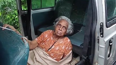 ಪುತ್ರನಿಂದ ಪರಿತ್ಯಕ್ತಳಾಗಿ ಉಡುಪಿಯ ಬ್ರಹ್ಮಾವರದಲ್ಲಿ ಅಸಹಾಯಕ ಸ್ಥಿತಿಯಲ್ಲಿದ್ದ ತಮಿಳುನಾಡು ಮೂಲದ ವೃದ್ಧೆ ಸರಸ್ವತಿ ಎಂಬವರನ್ನು ರಕ್ಷಿಸಿ ಉಡುಪಿ ಜಿಲ್ಲಾಸ್ಪತ್ರೆಗೆ ದಾಖಲಿಸಲಾಯಿತು.