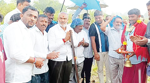 ಬೇಲೂರು ತಾಲೂಕಿನ ಆಂದಲೆ ಹಾಗೂ ಮುಗಳವಳ್ಳಿ, ಚಿ.ಹೊಸಳ್ಳಿ ಮತ್ತು ಕಲ್ಲಶೆಟ್ಟಿಹಳ್ಳಿ ಗ್ರಾಮಗಳ ರಸ್ತೆ ಮತ್ತು ವಿವಿಧ ಕಾಮಗಾರಿಗಳಿಗೆ ಶಾಸಕ ಎಚ್.ಕೆ.ಸುರೇಶ್ ಭೂಮಿ ಪೂಜೆ ನೆರವೇರಿಸಿದರು. ಇಂಜಿನಿಯರ್ ರಾಮಕೃಷ್ಣ, ಆಂದಲೆ ಹಾಗೂ ಇಬ್ಬಿಡು ಗ್ರಾಮಸ್ಥರು ಇದ್ದರು.