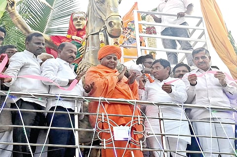 ಬಾಗಲಕೋಟೆ ತಾಲೂಕಿನ ಸುತಗುಂಡಾರ ಗ್ರಾಮದಲ್ಲಿ ನೂತನ ಚನ್ನಮ್ಮ ಕಂಚಿನ ಮೂರ್ತಿಯನ್ನು ಶಾಸಕ ಉಮೇಶ ಮೇಟಿ ಲೋಕಾರ್ಪಣೆಗೊಳಿಸಿದರು. ಬಿಲ್‌ಕೆರೂರ ಬಿಲ್ವಾಶ್ರಮದ ಸಿದ್ಧಲಿಂಗ ಶಿವಾಚಾರ್ಯ ಸ್ವಾಮೀಜಿ, ಪರಿಷತ್ ಸದಸ್ಯ ಹನಮಂತ ನಿರಾಣಿ, ಬಸವಂತಪ್ಪ ಮೇಟಿ, ಸಮಾಜದ ಹಿರಿಯರಾದ ನಿಂಗಪ್ಪ ಕೋಟಿ, ಬಸವರಾಜ ನರಗುಂದ, ಇತರರಿದ್ದರು