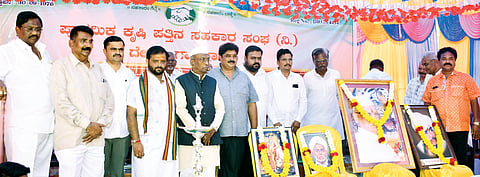 ದೇವಲಗಾಣಗಾಪುರದ ಪ್ರಾಥಮಿಕ ಕೃಷಿ ಪತ್ತಿನ ಸಹಕಾರ ಸಂದ ನವೀಕಣ ಕಟ್ಟಡ ಹಾಗೂ ಸುವರ್ಣ ಮಹೋತ್ಸವವನ್ನು ಶಾಸಕ ಎಂ.ವೈ.ಪಾಟೀಲ್​ ಉದ್ಘಾಟಿಸಿದರು. ಪ್ರಿಯಾಂಕ್​ ಪೂಜಾರಿ, ಪ್ರಕಾಶ ಜಮಾದಾರ, ಶಿವಕುಮಾರ ನಾಟಿಕಾರ ಅರವಿಂದ ಗುತ್ತೇದಾರ್​ ಇದ್ದರು.