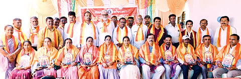 ಮಹಾಗಾಂವ್​ ಕ್ರಾಸ್​ನಲ್ಲಿರುವ ಮೌಂಟ್​ವೇವ್​ ಕಾಲೇಜಿನಲ್ಲಿ ಹಮ್ಮಿಕೊಂಡ ಶಿಕರ ದಿನಾಚರಣೆಯಲ್ಲಿ ಸಾಧಕರಿಗೆ ಸಾರ್ಥಕ ಶಿಕ್ಷಕ ಪ್ರಶಸ್ತಿ ನೀಡಿ ಸತ್ಕರಿಸಲಾಯಿತು. ಶಿವಪ್ರಭು ಪಾಟೀಲ್​, ವೈಜನಾಥ ತಡಕಲ್​, ವಿಜಯಕುಮಾರ ತೇಗಲತಿಪ್ಪಿ, ಶಿವಶೆಟ್ಟಿ ಪಾಟೀಲ್​ ಇತರರಿದ್ದರು.