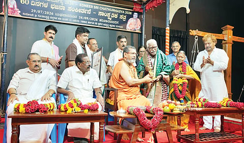  ಎಡನೀರು ಶ್ರೀಗಳ ಚಾತುರ್ಮಾಸ್ಯ ಮಂಗಲೋತ್ಸವದಲ್ಲಿ ಹಿರಿಯ ಸಂಗೀತ ವಿದ್ವಾಂಸ ಕಲ್ಮಾಡಿ ಸದಾಶಿವ ಆಚಾರ್ಯ ಅವರನ್ನು ಶ್ರೀಗಳು ಸನ್ಮಾನಿಸಿದರು. ಪ್ರಮುಖರಾದ ಹರೀಶ್ ಬಳಂತಿಮೊಗರು, ಡಾ.ಟಿ.ಶ್ಯಾಂ ಭಟ್, ನೀರ್ನಳ್ಳಿ ರಾಮಕೃಷ್ಣ ಮೊದಲಾದವರು ಉಪಸ್ಥಿತರಿದ್ದರು.