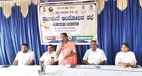  ಪಂಜದಲ್ಲಿ ಸುಳ್ಯ ಹೋಬಳಿ ಮಟ್ಟದ ಪ್ರಜಾಸೇವಾ ಅಭಿಯಾನ ಸಭೆಯಲ್ಲಿ ಶಾಸಕಿ ಭಾಗೀರಥಿ ಮುರುಳ್ಯ ಮಾತನಾಡಿದರು. ಪ್ರಮುಖರಾದ ಭರತ್ ಮುಂಡೋಡಿ, ಕೆ.ಎಂ.ಮುಸ್ತಫ, ಶಾಹುಲ್ ಹಮೀದ್ ಕುತ್ತಮೊಟ್ಟೆ ಮೊದಲಾದವರಿದ್ದರು.

 