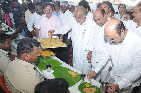 Dignitaries served refreshments to the mahouts.