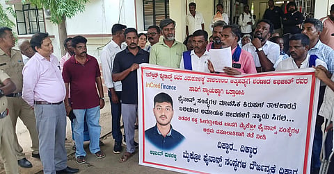 ಮೈಕ್ರೋ ಫೈನಾನ್ಸ್ ಸಿಬ್ಬಂದಿ ಕಿರುಕುಳದಿಂದ ಯುವಕ ಆತ್ಮಹತ್ಯೆ ಮಾಡಿಕೊಂಡ ಘಟನೆಯನ್ನು ಖಂಡಿಸಿ ಮಳವಳ್ಳಿ ತಾಲೂಕು ಕಚೇರಿ ಮುಂದೆ ದಲಿತ ಸಂಘಟನೆಗಳ ಮುಖಂಡರು ಮಂಗಳವಾರ ಪ್ರತಿಭಟನೆ ನಡೆಸಿದರು. ಹಾಡ್ಲಿ ಸುರೇಶ್, ಅನ್ನದಾನಿ, ಬಸವರಾಜು, ಜಯಚಂದ್ರ ಇತರರಿದ್ದರು.

