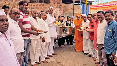 ರಬಕವಿ/ಬನಹಟ್ಟಿ: ಜಾತ್ರೆಯಲ್ಲಿ ಭಕ್ತರಿಗೆ ಅನ್ನ ದಾಸೋಹ ವಿತರಿಸುವ ಸೇವೆ ಅತ್ಯಂತ ಶ್ರೇಷ್ಠ. ದೂರದ ಊರುಗಳಿಂದ ಆಗಮಿಸುವ ಭಕ್ತರಿಗೆ ಪ್ರಸಾದ ನೀಡುವುದರಿಂದ ಅನುಕೂಲವಾಗಲಿದೆ ಎಂದು ಸ್ಥಳೀಯ ಹಿರೇಮಠದ ಶರಣಬಸವ ಶಿವಾಚಾರ್ಯರು ಹೇಳಿದರು.

ನಗರದ ಕಾಡಸಿದ್ಧೇಶ್ವರ ದೇವಸ್ಥಾನದ ಆವರಣದಲ್ಲಿ ಸೋಮವಾರ ಕಾಡಸಿದ್ಧೇಶ್ವರ ಜಾತ್ರೆ ಅಂಗವಾಗಿ ನಾಲ್ಕು ದಿನಗಳ ಕಾಲ ನಡೆಯಲಿರುವ ಪ್ರಸಾದ ಸೇವೆಗೆ ಚಾಲನೆ ನೀಡಿ ಮಾತನಾಡಿದ ಅವರು, ಪ್ರಸಾದ ಸೇವೆ ಹಾಗೂ ಇತರ ಸೇವಾ ಕಾರ್ಯಗಳಲ್ಲಿ ತೊಡಗಿಸಿಕೊಂಡ ಪ್ರತಿಯೊಬ್ಬರ ಸೇವೆ ಶ್ಲಾಘನೀಯ. ಭಕ್ತರಿಗೆ ಅನ್ನ ಪ್ರಸಾದ ನೀಡುವ ಮೂಲಕ ಸೇವಾ ಮನೋಭಾವ ಬೆಳೆಸಿಕೊಳ್ಳಬೇಕು ಎಂದು  ಹೇಳಿದರು.

ಪ್ರಸಾದ ಸೇವಾ ಸಮಿತಿ ಮುಖಂಡ ಪಿಂಟು ಚಿಂಡಕ ಮಾತನಾಡಿ, ನಾಲ್ಕು ದಿನಗಳ ಕಾಲ ಮಧ್ಯಾಹ್ನ ಹಾಗೂ ಸಂಜೆ ಪ್ರಸಾದ ಸೇವೆ ನಡೆಯಲಿದೆ. ರಬಕವಿ/ಬನಹಟ್ಟಿ ಹಾಗೂ ಸುತ್ತಮುತ್ತಲಿನ ಮಹಿಳೆಯರು ಅಪಾರ ಸಂಖ್ಯೆಯಲ್ಲಿ ರೊಟ್ಟಿಗಳನ್ನು ನೀಡಿದ್ದು, ಪ್ರತಿದಿನ ಅಂದಾಜು 25 ಸಾವಿರಕ್ಕೂ ಹೆಚ್ಚು ಭಕ್ತರಿಗೆ ಪ್ರಸಾದ ವಿತರಿಸಲು ವ್ಯವಸ್ಥೆ ಮಾಡಲಾಗಿದೆ. ಐದು ಕ್ವಿಂಟಲ್ ಹಾಲುಹುಗ್ಗಿ ಹಾಗೂ ಎಂಟು ಕ್ವಿಂಟಲ್‌ಗೂ ಅಧಿಕ ಕಿಚಡಿ ಪ್ರಸಾದ ಸಿದ್ಧಪಡಿಸಲಾಗುವುದು ಎಂದು ತಿಳಿಸಿದರು.

ಮುಖಂಡರಾದ ಸಿದ್ಧನಗೌಡ ಪಾಟೀಲ, ಶ್ರೀಶೈಲ ಅಥಣಿ, ಶ್ರೀಶೈಲ ಧಬಾಡಿ, ನಿಜಗುಣಯ್ಯ ಕಾಡದೇವರ, ಕಾಡಪ್ಪ ಬಾಬಾನಗರ, ಗಿರೀಶ ಕಾಡದೇವರ, ಬಸವರಾಜ ಮುಗತಿ, ಅಂದಾನಯ್ಯ ಕಾಡದೇವರ, ಡಾ. ಪ್ರಭು ಪಾಟೀಲ, ಬಾಳೇಶ ಗಣೇಶನವರ, ಶ್ರೀಶೈಲ ಮಠಪತಿ, ಮಲ್ಲಿಕಾರ್ಜುನ ತುಂಗಳ, ಕಿರಣ ಆಳಗಿ, ಪ್ರಶಾಂತ ಕೊಳಕಿ ಇತರರಿದ್ದರು.