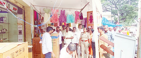 ಗೌರಿಬಿದನೂರಲ್ಲಿ ಫುಟ್ಪಾತ್​ ಒತ್ತುವರಿ ಮಾಡಿಕೊಂಡಿರುವವರು 2 ದಿನಗಳಲ್ಲಿ ತೆರವುಗೊಳಿಸಬೇಕು ಎಂದು  ನಗರಸಭೆ ಆಯುಕ್ತ ಕೆ.ಜೆ.ರಮೇಶ್​, ನಗರಠಾಣೆ ಪಿಎಸ್​ಐ ವರಲಕ್ಷಿ$್ಮ ಕಟ್ಟಡಗಳ ಮಾಲೀಕರಿಗೆ ಎಚ್ಚರಿಕೆ ನೀಡಿದರು.