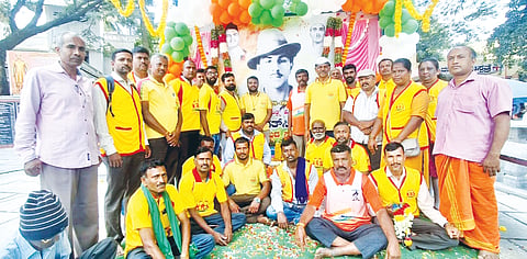 ನೆಲಮಂಗಲ ತಾಲೂಕು ಕಚೇರಿ ಮುಂದೆ ಹಮ್ಮಿಕೊಂಡಿದ್ದ ಸ್ವಾತಂತ್ರ್ಯ ಹೋರಾಟಗಾರ ಭಗತ್​ ಸಿಂಗ್​  ಜನ್ಮದಿನಾಚರಣೆಯಲ್ಲಿ ಕೆಆರ್​ಎಸ್​ ಪಕ್ಷದ ರಾಜ್ಯ ಜಂಟಿ ಕಾರ್ಯದರ್ಶಿ ಎಲ್​.ಜೀವನ್​, ಸಂಘಟನಾ ಕಾರ್ಯದರ್ಶಿ ರಘುನಂದನ ಇತರರು ಇದ್ದರು.