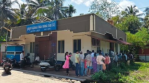 ಇಕೈವೈಸಿಗಾಗಿ ನ್ಯಾಯಬೆಲೆ ಅಂಗಡಿ ಮುಂದೆ ಗ್ರಾಹಕರು ಸಾಲುಗಟ್ಟಿ ನಿಂತಿರುವುದು.