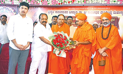 ಕಲಬುರಗಿ ಸುಲಫಲ ಮಠದಲ್ಲಿ ಭಾನುವಾರ ನಡೆದ ಕಾರ್ಯಕ್ರಮದಲ್ಲಿ ಕೊಪ್ಪಳ ಶ್ರೀ ಅಭಿನವ ಗವಿಸಿದ್ದೇಶ್ವರ ಮಹಾಸ್ವಾಮೀಜಿ ಅವರನ್ನು ವಿಧಾನ ಪರಿಷತ್​ ಸದಸ್ಯ ಡಾ.ಬಿ.ಜಿ.ಪಾಟೀಲ್​ ಗೌರವಿಸಿದರು. ಜಗದ್ಗುರು ಡಾ.ಸಾರಂಗಧರ ದೇಶಿಕೇಂದ್ರ ಮಹಾಸ್ವಾಮೀಜಿ, ಶ್ರೀ ನಿಜಗುಣಾನಂದ ಸ್ವಾಮೀಜಿ, ದತ್ತಾತ್ರೇಯ ಪಾಟೀಲ ರೇವೂರ ಇದ್ದರು.