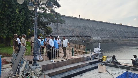 ಕಾವೇರಿ ಆರತಿ ನಡೆಸಲು ಉದ್ದೇಶಿಸಿರುವ ಕೃಷ್ಣರಾಜ ಸಾಗರದ ದೋಣಿ ವಿಹಾರದ ಸ್ಥಳವನ್ನು ಶಾಸಕ ರಮೇಶ ಬಂಡಿಸಿದ್ದೇಗೌಡ ನೇತೃತ್ವದಲ್ಲಿ ಅಧಿಕಾರಿಗಳು ಮಂಗಳವಾರ ಸಂಜೆ ಪರಿಶೀಲಿಸಿದರು. ಕುಮಾರ, ರಾಮಪ್ರಸಾದ್, ಮನೋಹರ್, ಮಹೇಶ್ ಇತರರಿದ್ದರು.