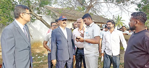 ನಾಗಮಂಗಲ ತಾಲೂಕಿನ ಬೆಳ್ಳೂರು ಸರ್ಕಾರಿ ಹಿರಿಯ ಪ್ರಾಥಮಿಕ ಶಾಲಾ ಆವರಣಕ್ಕೆ ಸೆ.10 ರಂದು ಉಪಲೋಕಾಯುಕ್ತ ನ್ಯಾ.ಬಿ.ವೀರಪ್ಪ ಅವರು ಅಧಿಕಾರಿಗಳೊಟ್ಟಿಗೆ ಭೇಟಿ ನೀಡಿ ಪರಿಶೀಲನೆ ನಡೆಸಿದ್ದರು.