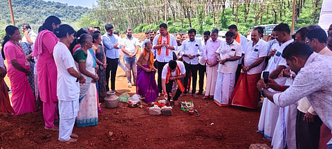 ಸಂಸದ ಕ್ಯಾ.ಬ್ರಿಜೇಶ್ ಚೌಟ ಹಾಗೂ ಶಾಸಕ ಹರೀಶ್ ಪೂಂಜ ಕಾಮಗಾರಿಗೆ ಶಿಲಾನ್ಯಾಸ ನೆರವೇರಿಸಿದರು. ಡಿಸಿಸಿ ಬ್ಯಾಂಕ್ ನಿರ್ದೇಶಕ ಕುಶಾಲಪ್ಪ ಗೌಡ ಪೂವಾಜೆ, ಮಂಡಲ ಪ್ರಧಾನ ಕಾರ್ಯದರ್ಶಿ ಪ್ರಶಾಂತ್ ಪಾರೆಂಕಿ ಮೊದಲಾದವರಿದ್ದರು.