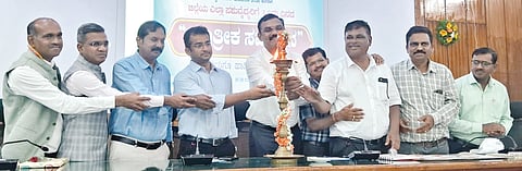 ಕಲಬುರಗಿಯಲ್ಲಿ ಸೋಮವಾರ ಏರ್ಪಡಿಸಿದ್ದ ವಿಶ್ವ ರೇಬಿಸ್​ ದಿನ ಕಾರ್ಯಕ್ರಮವನ್ನು ಜಿಪಂ ಸಿಇಒ ರಾಹುಲ್​ ಸಂಕನೂರ ಉದ್ಘಾಟಿಸಿದರು. ಡಾ.ಸಂಜಯ ರೆಡ್ಡಿ, ಡಾ.ದಯಾನಂದ, ಡಾ.ಯಲ್ಲಪ್ಪ ಇಂಗಳೆ, ಡಾ.ಮಾವತ್ಕರ್​ ವೆಂಕಟೇಶ ಇತರರಿದ್ದರು.