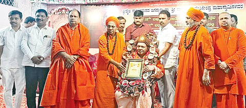 ಕಲಬುರಗಿ ಸುಲಫಲ ಮಠದಲ್ಲಿ ಸೋಮವಾರ ರಾತ್ರಿ ನಡೆದ ಶ್ರೀಶೈಲ ಸಾರಂಗಮಠದ ಜಗದ್ಗುರು ಡಾ.ಸಾರಂಗಧರ ದೇಶೀಕೇಂದ್ರ ಮಹಾಸ್ವಾಮೀಜಿ 12ನೇ ವರ್ಷದ ಪೀಠಾರೋಹಣ ಉತ್ಸವದಲ್ಲಿ ನಿಡುಮಾಮಿಡಿ ಶ್ರೀಗಳನ್ನು ಸತ್ಕರಿಸಿ ಅಭಿನಂದಿಸಲಾಯಿತು. ಗದಗಿನ ತೋಂಟದಾರ್ಯ ಮಠದ ಪೂಜ್ಯರು, ನಿಜಗುಣಾನಂದ ಸ್ವಾಮೀಜಿ, ವಿಜಯಕುಮಾರ ತೇಗಲತಿಪ್ಪಿ ಇತರರಿದ್ದರು.