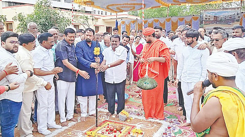 ಶ್ರವಣಬೆಳಗೊಳದಲ್ಲಿ ನರ್ಸಿಂಗ್, ಪ್ಯಾರಾ ಮೆಡಿಕಲ್ ಕಾಲೇಜು ನಿರ್ಮಾಣಕ್ಕೆ ಭೂಮಿಪೂಜೆ