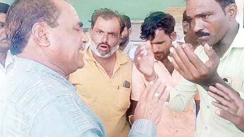 ಬಿಜಕಲ್ ಗ್ರಾಪಂ ಪಿಡಿಒ ಅವರನ್ನು ಟೆಂಗುಂಟಿ ಗ್ರಾಮಸ್ಥರು ತರಾಟೆಗೆ ತೆಗೆದುಕೊಂಡರು. 