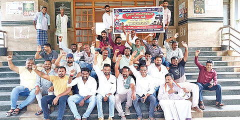 ಶ್ರೀರಂಗಪಟ್ಟಣ ದಸರಾ ಕಾರ್ಯಕ್ರಮಗಳಿಗೆ ಸ್ಥಳೀಯ ಛಾಯಾಗ್ರಾಹಕರು ಹಾಗೂ ವಿಡಿಯೋಗ್ರಾಫರ್‌ಗಳನ್ನ ಕಡೆಗಣಿಸಿರುವ ಧೋರಣೆ ಖಂಡಿಸಿ ಕ್ಷೇತ್ರದ ಶಾಸಕ ಹಾಗೂ ಅಧಿಕಾರಿಗಳ ವಿರುದ್ಧ ಛಾಯಾಗ್ರಹಕರು ಹಾಗೂ ವಿಡಿಯೋಗ್ರಾಫರ್ ಸಂಘದ ಸದಸ್ಯರು ಸೋಮವಾರ ಪ್ರತಿಭಟನೆ ನಡೆಸಿದರು.