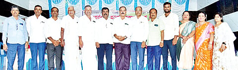 ಮಳವಳ್ಳಿ ಶ್ರೀ ಬಸವೇಶ್ವರ ರಜತ ಭವನದಲ್ಲಿ ಶನಿವಾರ ಆಯೋಜಿಸಿದ್ದ ಶ್ರೀ ಬಸವೇಶ್ವರ ಪತ್ತಿನ ಸಹಕಾರ ಸಂಘದ ಸರ್ವ ಸದಸ್ಯರ ಮಹಾಸಭೆಯಲ್ಲಿ ಸಂಘದ ಅಧ್ಯಕ್ಷ ತೊಟ್ಟಿಮನೆ ಎಚ್.ಚನ್ನಪ್ಪ ಮಾತನಾಡಿದರು. ಎಚ್.ಸಿ.ಮಹೇಶ್, ಜಗದೀಶ್, ವೃಷಭೇಂದ್ರ, ಮೋಹನ, ಕಲ್ಪನಾ, ಅಮೃತಾ, ನಂದಿನಿ ಇದ್ದರು.