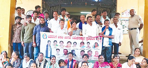 ದೊಡ್ಡಬಳ್ಳಾಪುರ ತಾಲೂಕಿನ ಗೋಮಾಳಗಳಿಗೆ ಮೀಸಲಾದ ಭೂಮಿಗೆ ಹಕ್ಕುಪತ್ರ ನೀಡಲು ಒತ್ತಾಯಿಸಿ ತಾಲೂಕು ಕಚೇರಿ ಮುಂದೆ ಜನಸಾಮಾನ್ಯರ ವಸತಿ, ಭೂಮಿ ವಂಚಿತರ ಒಕ್ಕೂಟ, ಜನಪರ ಸೇವಾ ಸಮಿತಿಯಿಂದ ಪ್ರತಿಭಟನೆ ಮಾಡಲಾಯಿತು. ಅಧ್ಯಕ್ಷ ನಂಜುಂಡಯ್ಯ, ಸಂಚಾಲಕ ರಂಗಪ್ಪ, ತಾಲೂಕು ಅಧ್ಯಕ್ಷ ಪೂಜಪ್ಪ, ಮುಖಂಡರಾದ ಹನುಮಯ್ಯ, ಸ್ವಾಮಿ, ಸವಿತಾ, ವಿನೋದ್​, ತಿಮ್ಮಕ್ಕ ಇತರರು ಇದ್ದರು.