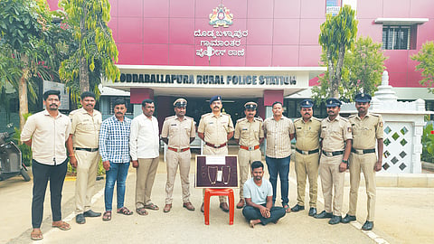 ದೊಡ್ಡಬಳ್ಳಾಪುರ ಗ್ರಾಮಾಂತರ ಪೊಲೀಸ್​ ಠಾಣೆ ಇನ್​ಸ್ಪೆಕ್ಟರ್​ ಡಾ.ಎಂ.ಬಿ.ನವೀನ್​ ಕುಮಾರ್​ ನೇತೃತ್ವದ ತಂಡ ಮನೆಗಳವು ಆರೋಪಿಯನ್ನು ಬಂಧಿಸಿರುವುದು. ಪಿಎಸ್​ಐಗಳಾದ ನಾರಾಯಣಸ್ವಾಮಿ, ಚಂದ್ರಕಲಾ, ಪ್ರೊಬೇಷನರಿ ಪಿಎಸ್​ಐಗಳಾದ ವಿನಾಯಕ ಪಾಟೀಲ್​, ನಾಗರಾಜು, ಎಎಸ್​ಐ ರಾಧಾಕೃಷ್ಣ ಹಾಗೂ ಸಿಬ್ಬಂದಿ ಇದ್ದರು.
