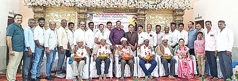 ಮಳವಳ್ಳಿ ರೈತ ಸಮುದಾಯ ಭವನದಲ್ಲಿ ಸೋಮವಾರ ರಾಗಿಬೊಮ್ಮನಹಳ್ಳಿ ಸರ್ಕಾರಿ ಪ್ರೌಢಶಾಲೆಯ 1995-96ನೇ ಸಾಲಿನ ಹಿರಿಯ ವಿದ್ಯಾರ್ಥಿಗಳು ಹಮ್ಮಿಕೊಂಡಿದ್ದ ಗುರುವಂದನೆ ಮತ್ತು ಸ್ನೇಹ ಸಮ್ಮಿಲನ ಸಮಾರಂಭದಲ್ಲಿ ತಮ್ಮ ಅವಧಿಯಲ್ಲಿ ಶಿಕ್ಷಣ ಕಲಿಸಿದ ಗುರುಗಳನ್ನು ಅಭಿನಂದಿಸಿದರು. ರಾವ್ ಸೋಮಶೇಖರ್, ಎಸ್.ಚಂದ್ರಶೇಖರ್, ಎಸ್.ಡಿ.ಜಯರಾಮು, ಎಂ.ಎಸ್.ಜಗದೀಶ್, ಶಾರದಮ್ಮ, ಬಸವರಾಜು, ಡಿ.ಮರಿಸ್ವಾಮಿ ಇತರರಿದ್ದರು.

