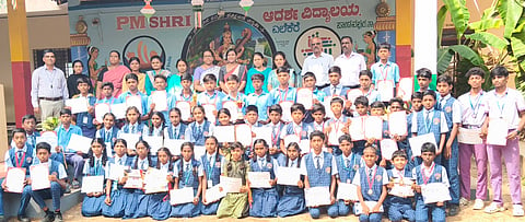 ಜಿಲ್ಲಾ, ವಿಭಾಗೀಯ ಹಾಗೂ ರಾಜ್ಯಮಟ್ಟದ ಕ್ರೀಡಾಕೂಟಕ್ಕೆ ಆಯ್ಕೆಯಾದ ಪಾಂಡವಪುರ ತಾಲೂಕಿನ ಎಲೆಕೆರೆ ಹ್ಯಾಂಡ್‌ಪೋಸ್ಟ್‌ನ ಪಿಎಂಶ್ರೀ ಸರ್ಕಾರಿ ಆದರ್ಶ ವಿದ್ಯಾಲಯದ ವಿದ್ಯಾರ್ಥಿಗಳನ್ನು ಶಾಲಾ ಆಡಳಿತ ಮಂಡಳಿ ವತಿಯಿಂದ ಅಭಿನಂದಿಸಲಾಯಿತು. ಮಹೇಶ್ವರಪ್ಪ, ಚಾರ್ಲೆಟ್ ಮೆಟಿಲ್ಡ, ಎಸ್.ಕೆ.ಚಲುವರಾಜು, ಚಂದ್ರಶೇಖರ್ ಇತರರಿದ್ದರು.