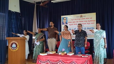 ಉಡುಪಿಯ ತೆಂಕನಿಡಿಯೂರು ಸರ್ಕಾರಿ ಕಾಲೇಜ್​ನಲ್ಲಿ ಸಂವಿಧಾನದ ಪೀಠಿಕೆ ಬೋಧಿಸಲಾಯಿತು. ಡಾ.ಶ್ರೀಪಾದ್​ ಭಟ್​, ಪೂರ್ಣಿಮಾ, ಹಮೀದಾ ಬಾನು, ರತ್ನಮಾಲಾ, ಮಾರುತಿ ಇದ್ದರು.