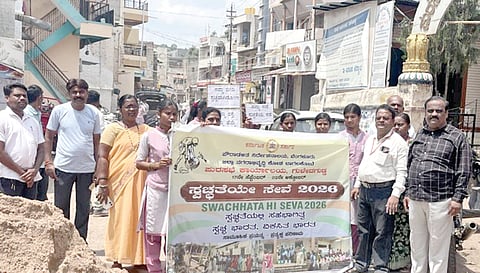 ಗುಳೇದಗುಡ್ಡ: ಸ್ವಚ್ಛ ಹಾಗೂ ಪ್ಲಾಸ್ಟಿಕ್ ಮುಕ್ತ ಪರಿಸರ ನಿರ್ಮಾಣಕ್ಕೆ ಸಾರ್ವಜನಿಕರ ಸಹಭಾಗಿತ್ವ ಅಗತ್ಯ ಎಂದು ಪುರಸಭೆ ವ್ಯವಸ್ಥಾಪಕ ಎ.ಎಚ್. ಮುದ್ದೇಬಿಹಾಳ ಹೇಳಿದರು.

 ನಗರದಲ್ಲಿ ಪೌರಾಡಳಿತ ನಿರ್ದೇಶನಾಲಯ, ಜಿಲ್ಲಾ ನಗರಾಭಿವದ್ಧಿ ಕೋಶ ಹಾಗೂ ಪುರಸಭೆ ವತಿಯಿಂದ ಹಮ್ಮಿಕೊಂಡಿರುವ ಸ್ವಚ್ಛತೆಯೇ ಸೇವೆ-2026 ಅಭಿಯಾನದಡಿ ಪಟ್ಟಣದ ಬಾಲಕಿಯರ ಸರ್ಕಾರಿ ಪದವಿ ಪೂರ್ವ ಕಾಲೇಜಿನ ವಿದ್ಯಾರ್ಥಿಗಳು ಸೋಮವಾರ ಸ್ವಚ್ಛತಾ ಜಾಥಾ ನಡೆಸಿದರು.

 ಜಾಥಾಕ್ಕೆ ಮುನ್ನ ವಿದ್ಯಾರ್ಥಿಗಳಿಗೆ ಪ್ಲಾಸ್ಟಿಕ್ ಹಾಗೂ ಏಕಬಳಕೆ ವಸ್ತುಗಳ ಬಳಕೆ ತ್ಯಜಿಸುವುದು, ಕಸ ವಿಂಗಡಣೆ ಮತ್ತು ವೈಯಕ್ತಿಕ ಸ್ವಚ್ಛತೆ ಕುರಿತು ಪ್ರತಿಜ್ಞಾವಿಧಿ ಬೋಧಿಸಲಾಯಿತು.

 ಪುರಸಭೆಯ ವ್ಯವಸ್ಥಾಪಕ ಎ.ಎಚ್ ಮುದ್ದೇಬಿಹಾಳ ಮಾತನಾಡಿ, ಕಸವನ್ನು ಎಲ್ಲೆಂದರಲ್ಲಿ ಎಸೆಯದೆ ಸಮರ್ಪಕವಾಗಿ ವಿಂಗಡಿಸಿ ವಿಲೇವಾರಿ ಮಾಡುವುದರಿಂದ ಪರಿಸರ ಸಂರಕ್ಷಣೆ ಜತೆಗೆ ಸಾಂಕ್ರಾಮಿಕ ರೋಗಗಳ ನಿಯಂತ್ರಣಕ್ಕೂ ಸಹಕಾರಿಯಾಗಲಿದೆ ಎಂದರು.

 ಪುರಸಭೆ ಸಿಬ್ಬಂದಿ ಕುಮಾರ ತಟ್ಟಿಮಠ, ಬಾಲಮ್ಮ ನಡುವಿನಮನಿ, ಗಿರೀಜಾ ಕಲ್ಯಾಣಿ, ದೀಪಾ ಉಂಕಿ,  ಶಕುಂತಲಾ ಭಾಪ್ರಿ, ಭವ್ಯ ಕೊಟ್ನಳ್ಳಿ, ಸುನಿತಾ ಭೂವಿ, ದುರಗೇಶ ಹಾದಿಮನಿ, ಮುಸ್ತಾಕ ಪಟೇಲ್, ವಿನಾಯಕ ಹೋಟಿ, ವಿರೂಪಾಕ್ಷ ರಾಂಪೂರ ಹಾಗೂ ವಿದ್ಯಾರ್ಥಿಗಳು ಇದ್ದರು.