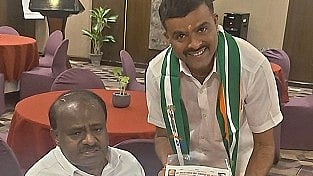 ಜೋಗಿ ಸಮುದಾಯ ಭವನ ನಿರ್ಮಾಣಕ್ಕೆ ಅನುದಾನ ಮಂಜೂರು ಮಾಡುವಂತೆ ಆಗ್ರಹಿಸಿ ಕೇಂದ್ರ ಸಚಿವ ಎಚ್.ಡಿ.ಕುಮಾರ ಸ್ವಾಮಿ ಅವರಿಗೆ ವಕೀಲ ಪ್ರತಾಪ್ ಜೋಗಿ ಅವರು ಬೆಂಗಳೂರಲ್ಲಿ ಶನಿವಾರ ಮನವಿ ಸಲ್ಲಿಸಿದರು.

