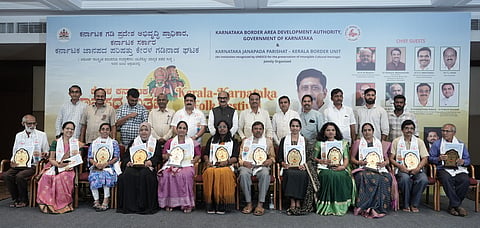ಕೇರಳ-ಕರ್ನಾಟಕ ಜಾನಪದ ಉತ್ಸವದ ಅಂಗವಾಗಿ ನಡೆದ ಬಹುಭಾಷಾ ಕವಿಗೋಷ್ಠಿಯಲ್ಲಿ ಕವಿಗಳನ್ನು ಗೌರವಿಸಲಾಯಿತು. 
