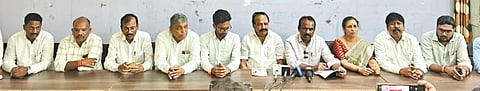 ಎಂಎಲ್​ಸಿ ಎನ್​.ರವಿಕುಮಾರ್​ ಯಾದಗಿರಿಯಲ್ಲಿ ಸೋಮವಾರ ಸುದ್ದಿಗೋಷ್ಠಿ ನಡೆಸಿದರು. ಎಂಎಲ್​ಸಿ ಡಾ.ಬಿ.ಜಿ.ಪಾಟೀಲ್​, ಬಿಜೆಪಿ ಜಿಲ್ಲಾಧ್ಯಕ್ಷ ಬಸವರಾಜಪ್ಪ ವಿಭೂತಿಹಳ್ಳಿ, ಮಹೇಶರಡ್ಡಿ ಮುದ್ನಾಳ್​, ನಾಗರತ್ನ ಕುಪ್ಪಿ, ದೇವೇಂದ್ರನಾಥ ನಾದ್​, ವೆಂಕಟರಡ್ಡಿ ಅಬ್ಬೆತುಮಕೂರು, ಸಿದ್ದರಾಜರಡ್ಡಿ ಬಲಕಲ್​, ಪರಶುರಾಮ ಕುರಕುಂದಾ ಇತರರಿದ್ದರು.